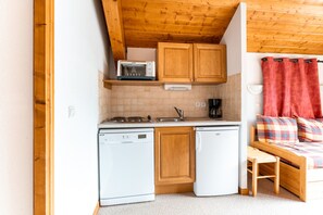 Kühlschrank, Ofen, Geschirrspüler, Wasserkocher mit Kaffee-/Teezubehör