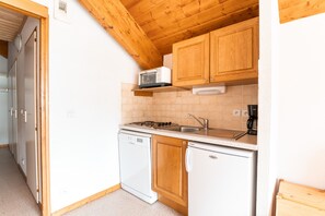 Fridge, oven, dishwasher, coffee/tea maker