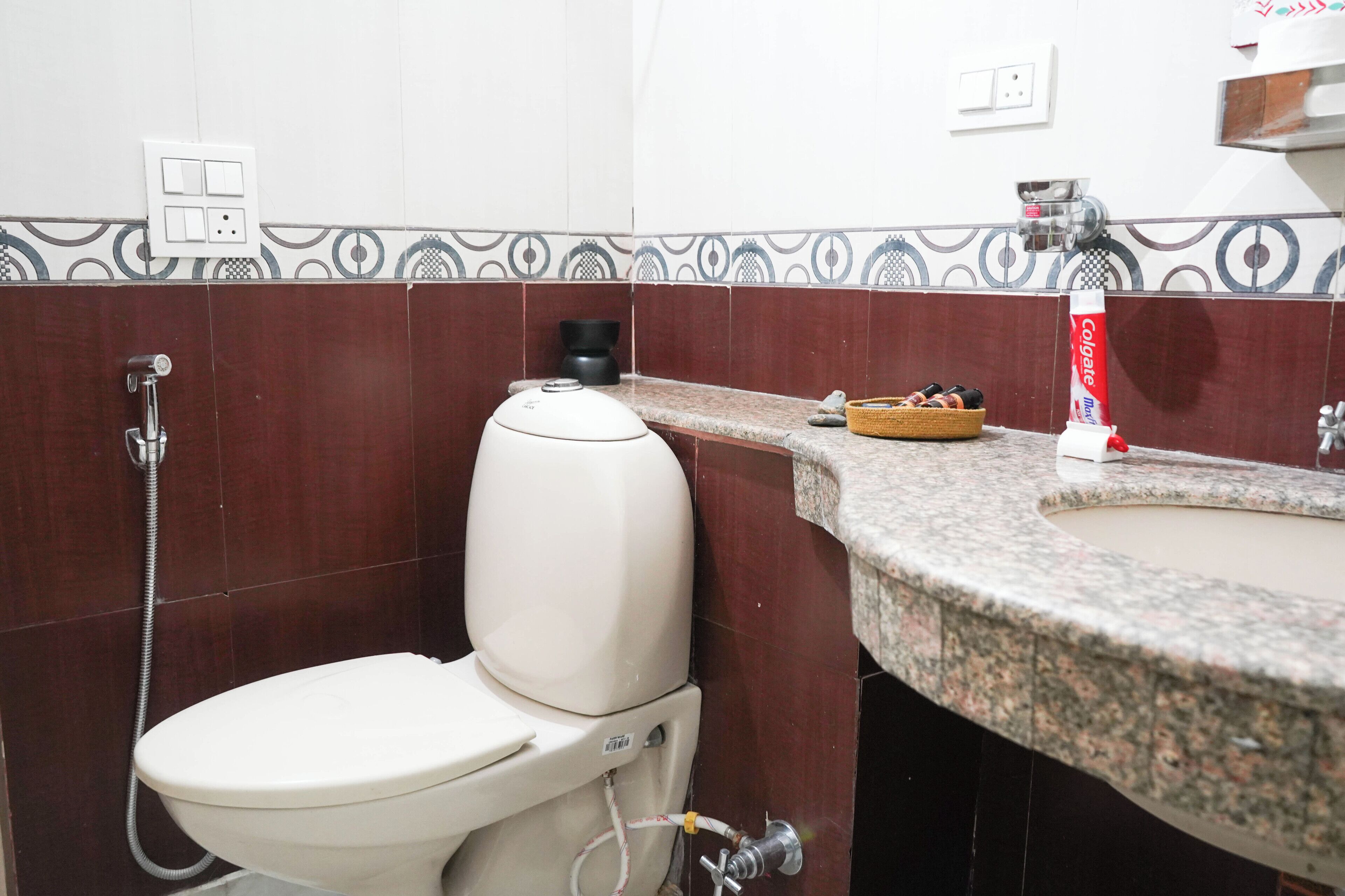 Une salle de bain avec des toilettes, une douche et un lavabo.