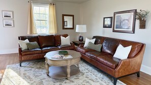 Smart TV - The Majestic View / Luxury Stay Gulf Course Views / 4-Bedroom House (Bloomfield)