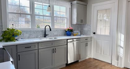 Luxury 4-bedroom house in charming Bloomfield, Secluded, WiFi & Security camera.