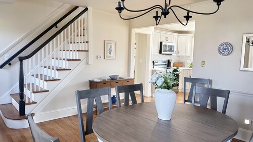 Luxury 4-bedroom house in charming Bloomfield, Secluded, WiFi & Security camera.