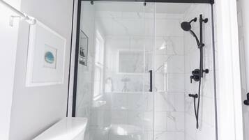 Douche, sèche-cheveux, serviettes fournies, savon