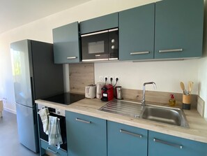 Microwave, dishwasher, coffee/tea maker, toaster