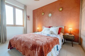 2 bedrooms, iron/ironing board, travel crib, free WiFi - LE PETIT SESAME L' évasions cosy jacuzzi terrace wifi parking 2 steps stadiumDF (Saint-Denis)