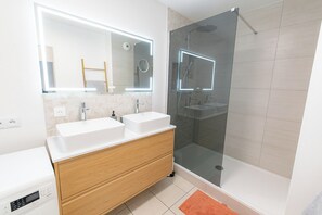 Shower, hair dryer, towels, soap - LE PETIT SESAME L' évasions cosy jacuzzi terrace wifi parking 2 steps stadiumDF (Saint-Denis)