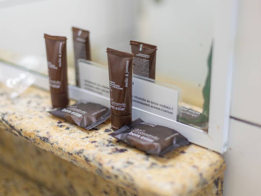 Un piano di lavoro con diverse barrette di cioccolato e un cartello con del testo.