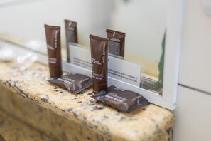 Shower, free toiletries, hair dryer, towels - Rota do Sol Praia Hotel (Guaratuba)