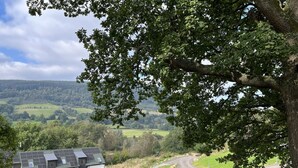 Un bâtiment doté d’un toit en pente et d’une allée gravillonnée.