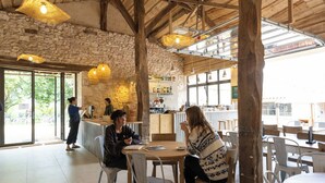 Ein rustikales Interieur mit Steinwänden, Holzbalken und einer Bar.