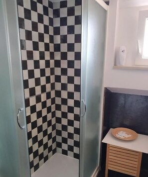 Shower, hair dryer, towels, soap - B&B Residenza Leonardo (Falconara Marittima)