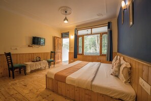 Economy vierpersoonskamer, balkon, uitzicht op bergen | Een bureau, een laptopwerkplek, gratis wifi