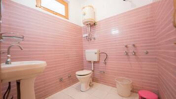 Habitación cuádruple económica, balcón, vista a la montaña | Baño | Amenidades de baño gratuitas, secadora de cabello, toallas, jabón