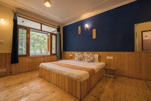 Economy vierpersoonskamer, balkon, uitzicht op bergen | Een bureau, een laptopwerkplek, gratis wifi