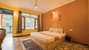 Habitación cuádruple económica, balcón, vista a la montaña | Camas extra