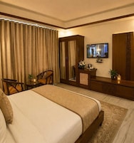 Deluxe Double Room, City View | Egyptian cotton sheets, premium bedding, minibar, in-room safe