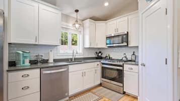 House, Multiple Beds, Patio, Garden View (Tranquil Tides) | Private kitchen | Fridge, microwave, oven, stovetop