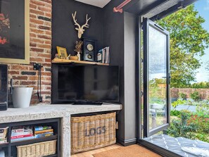 TV, fireplace