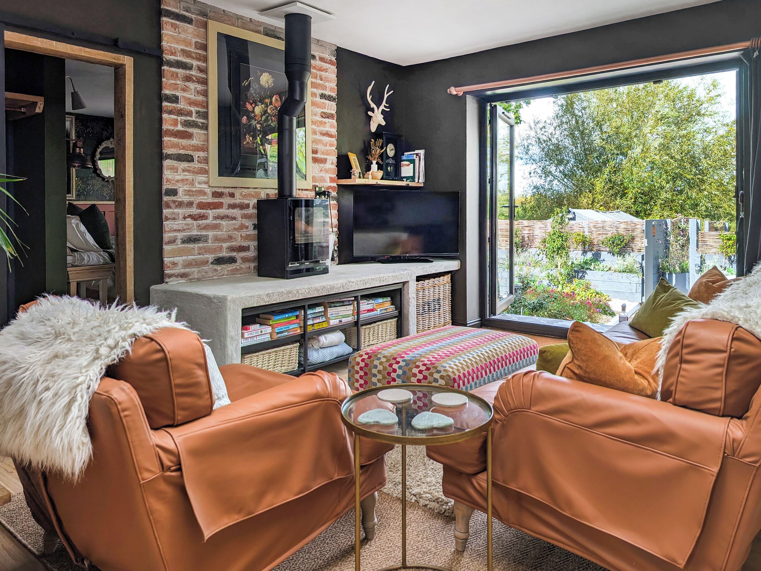 TV, fireplace