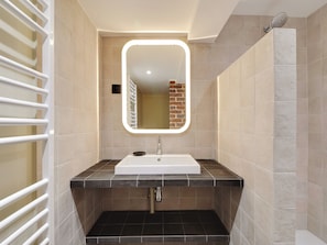Een douche, een haardroger, handdoeken