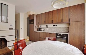 Fridge, microwave, oven, stovetop - A Breathtaking 3-BR/3BA in Montmartre (Paris)