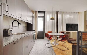 Réfrigérateur, micro-ondes, four, plaque de cuisson