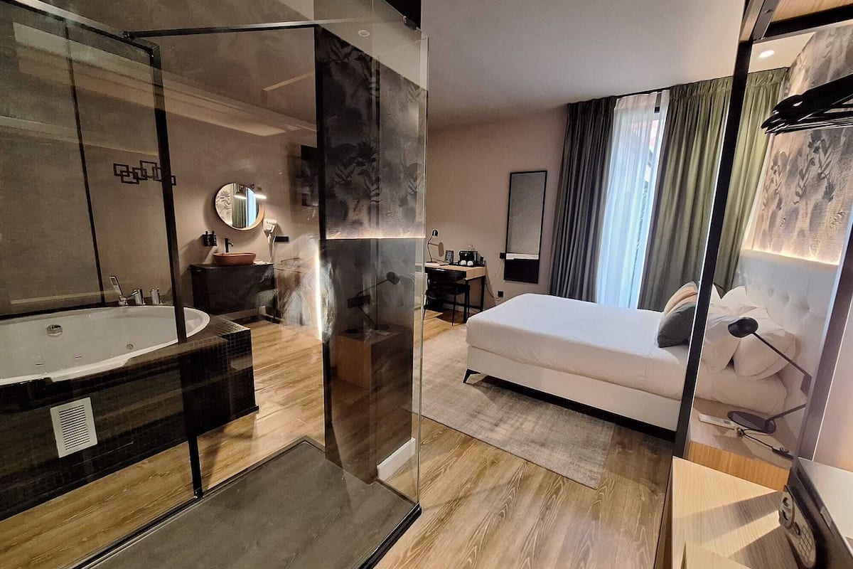 Deluxe-Suite, Whirlpool, Gartenblick | 1 Schlafzimmer, Minibar, Zimmersafe, Schreibtisch
