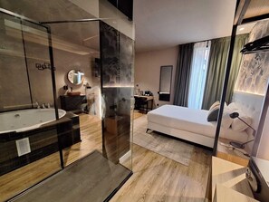 Deluxe Süit, Sıcak Su Küveti, Bahçe Manzaralı | Minibar, odada kasa, masa, dizüstü bilgisayar çalışma alanı 