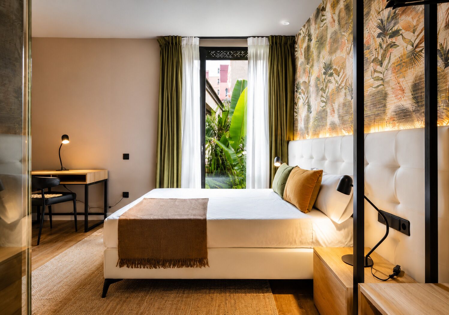 Suite Deluxe, bañera de hidromasaje, vistas al jardín | Minibar, caja fuerte, escritorio y espacio para trabajar con un portátil