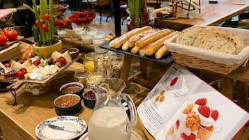 Un bufé con diferentes opciones de comida, una jarra de leche y un menú.