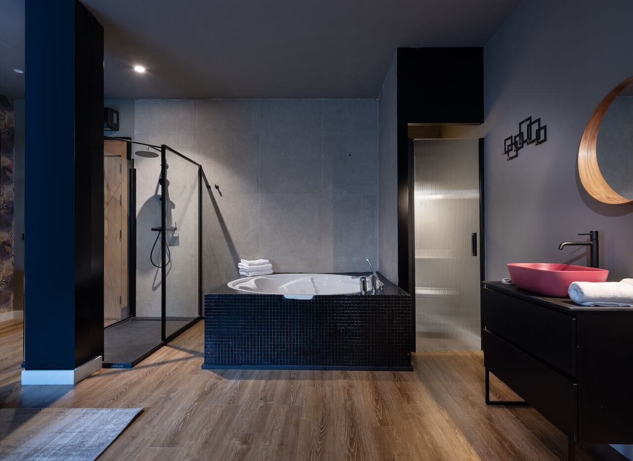 Suite Deluxe, bañera de hidromasaje, vistas al jardín | Baño | Secador de pelo, toallas, jabón y champú