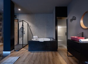Deluxe Suite, Jetted Tub, Garden View | Bathroom | Hair dryer, towels, soap, shampoo - Saman Boutique Hotel (Valencia)