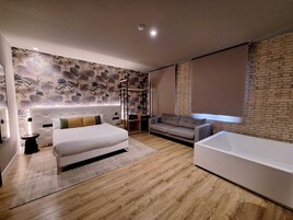Suite Deluxe | Minibar, caja fuerte, escritorio y espacio para trabajar con un portátil