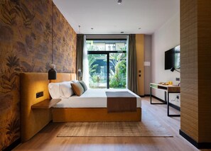 Minibar, caja de seguridad en la habitación y escritorio