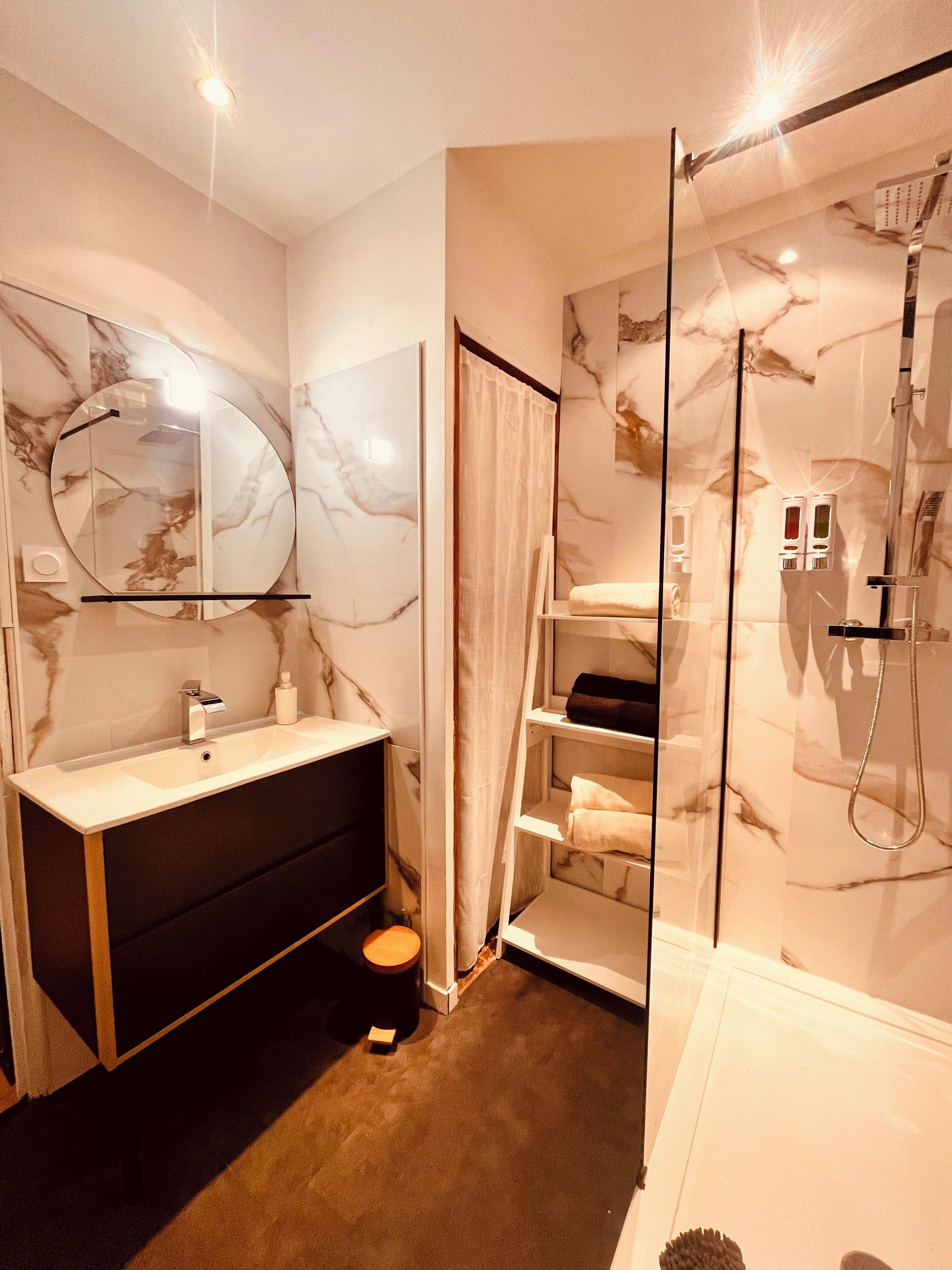Een douche, een haardroger, handdoeken, zeep