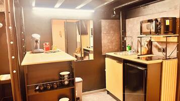 Een koelkast, een microgolfoven, een kookplaat