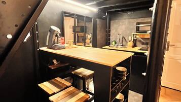 Réfrigérateur, micro-ondes, plaque de cuisson, cafetière/bouilloire