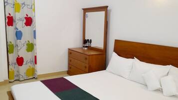 2 bedrooms, iron/ironing board, WiFi