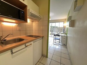 Kühlschrank, Wasserkocher mit Kaffee-/Teezubehör, Toaster