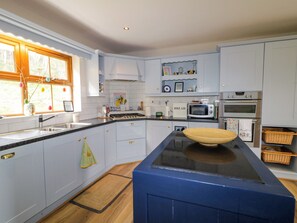 Lave-vaisselle, batterie de cuisine, vaisselle et ustensiles