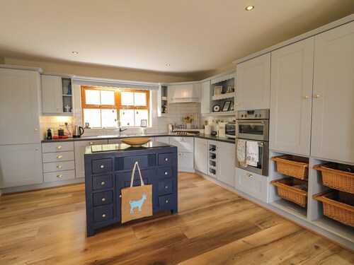 CLONDALLON COTTAGE, family friendly in Rathmullan, County Donegal
