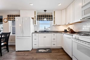 Maison, plusieurs lits, patio, vue océan (Wright by the Sea) | Cuisine privée | Réfrigérateur, micro-ondes, four, plaque de cuisson