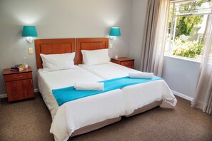 Comfort Chalet, Garden View | Peti besi dalam bilik, seterika/papan seterika, cadar katil 