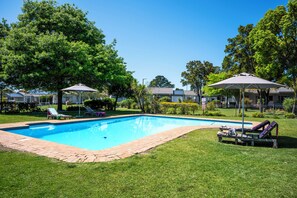 Piscina externa, guarda-sóis, espreguiçadeiras