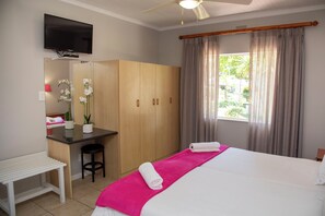 Basic Chalet, Garden View | Television - Pine Lodge George (Knysna)