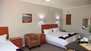 Caja de seguridad en la habitación y tabla de planchar con plancha