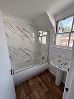 标准套房, 独立浴室 | 浴室 | 免费洗浴用品、毛巾、肥皂、洗发水