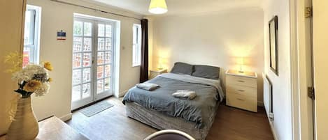 Chambre Standard Double ou avec lits jumeaux, salle de bains attenante | Espace de travail pour ordinateur portable, Wi-Fi gratuit