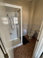 标准双人房或双床房, 独立浴室 | 浴室 | 免费洗浴用品、毛巾、肥皂、洗发水