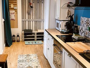 Kjøleskap, mikrobølgeovn og oppvaskmaskin